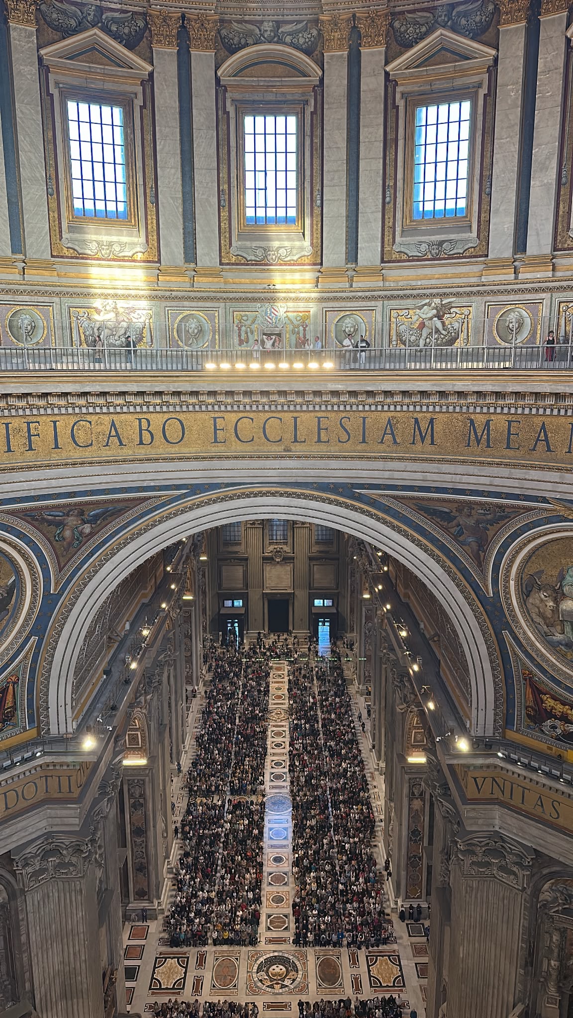 Basilica di San Pietro colma fino in fondo